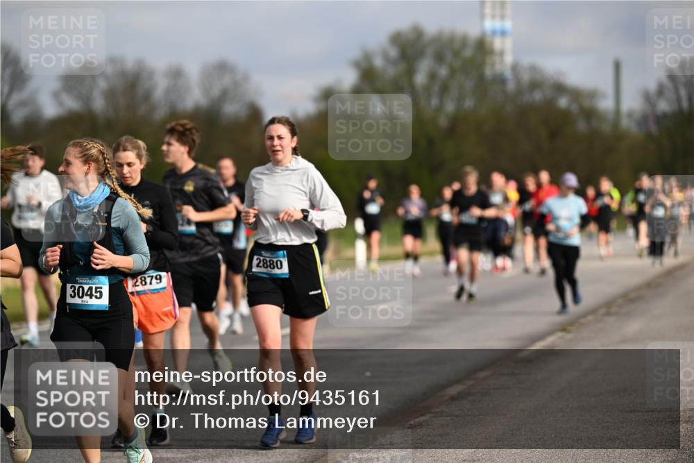 12.04.2026 - 45. Internationalen Wilhelmsburger Insellauf Dr. Thomas Lammeyer http://msf.ph/oto/9435161 12.04.2026 09:23:39 Laufen 3045, 2879, 2880 meine-sportfotos.de
