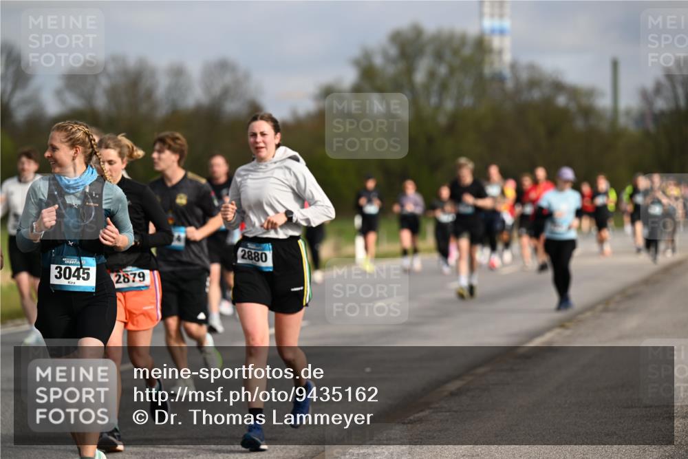 12.04.2026 - 45. Internationalen Wilhelmsburger Insellauf Dr. Thomas Lammeyer http://msf.ph/oto/9435162 12.04.2026 09:23:39 Laufen 3045, 2879, 2880 meine-sportfotos.de