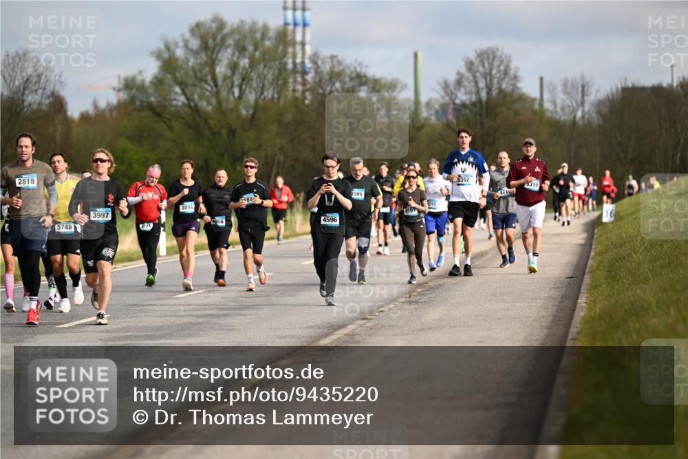 12.04.2026 - 45. Internationalen Wilhelmsburger Insellauf Dr. Thomas Lammeyer http://msf.ph/oto/9435220 12.04.2026 09:23:49 Laufen 2818, 5748, 3997, 4971, 3059, 4956, 187, 4596, 595, 1215, 5352, 5319, 471 meine-sportfotos.de