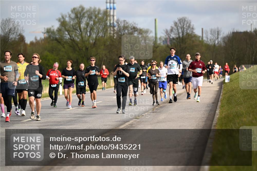 12.04.2026 - 45. Internationalen Wilhelmsburger Insellauf Dr. Thomas Lammeyer http://msf.ph/oto/9435221 12.04.2026 09:23:50 Laufen 2818, 5748, 3997, 4971, 3059, 4956, 87, 4596, 4595, 4597, 4215, 5352, 5319 meine-sportfotos.de