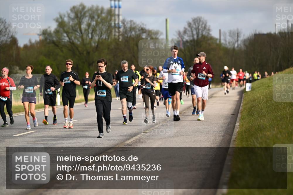 12.04.2026 - 45. Internationalen Wilhelmsburger Insellauf Dr. Thomas Lammeyer http://msf.ph/oto/9435236 12.04.2026 09:23:52 Laufen 3, 3059, 4956, 3187, 4596, 4595, 4597, 52, 5319 meine-sportfotos.de