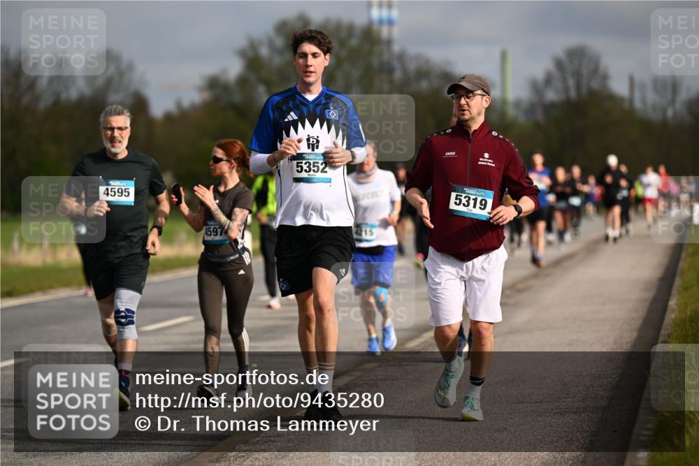 12.04.2026 - 45. Internationalen Wilhelmsburger Insellauf Dr. Thomas Lammeyer http://msf.ph/oto/9435280 12.04.2026 09:23:59 Laufen 4595, 4597, 5352, 4215, 5319 meine-sportfotos.de