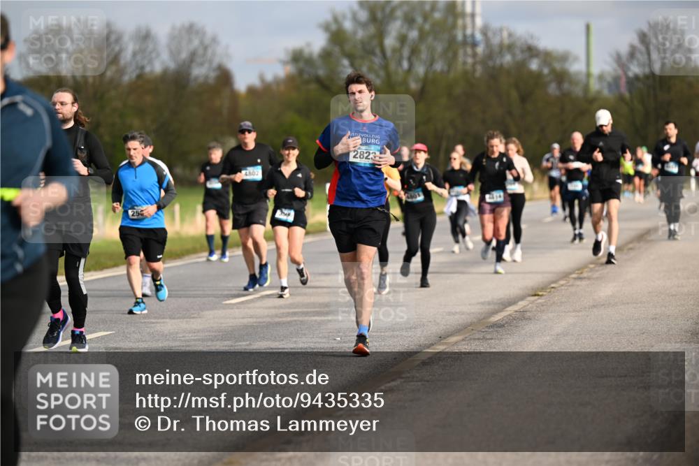 12.04.2026 - 45. Internationalen Wilhelmsburger Insellauf Dr. Thomas Lammeyer http://msf.ph/oto/9435335 12.04.2026 09:24:11 Laufen 250, 4802, 2823 meine-sportfotos.de