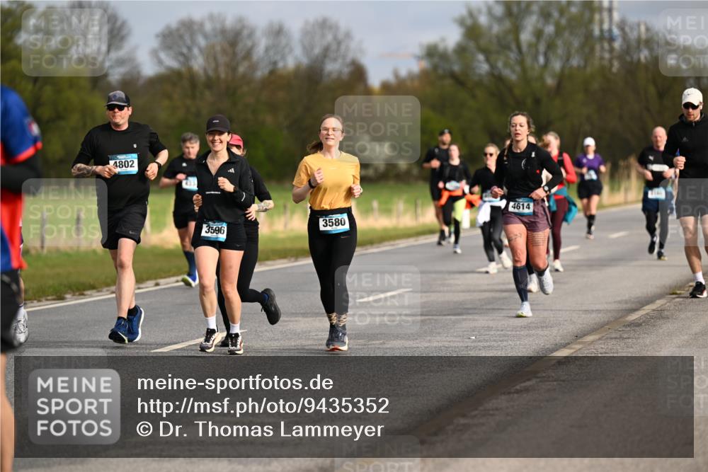 12.04.2026 - 45. Internationalen Wilhelmsburger Insellauf Dr. Thomas Lammeyer http://msf.ph/oto/9435352 12.04.2026 09:24:15 Laufen 4802, 3596, 3580, 4614 meine-sportfotos.de