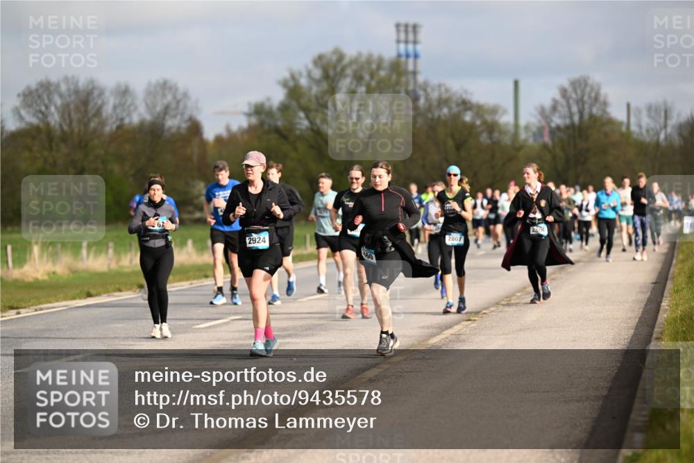 12.04.2026 - 45. Internationalen Wilhelmsburger Insellauf Dr. Thomas Lammeyer http://msf.ph/oto/9435578 12.04.2026 09:25:03 Laufen 67, 2924, 460, 2807, 2800 meine-sportfotos.de