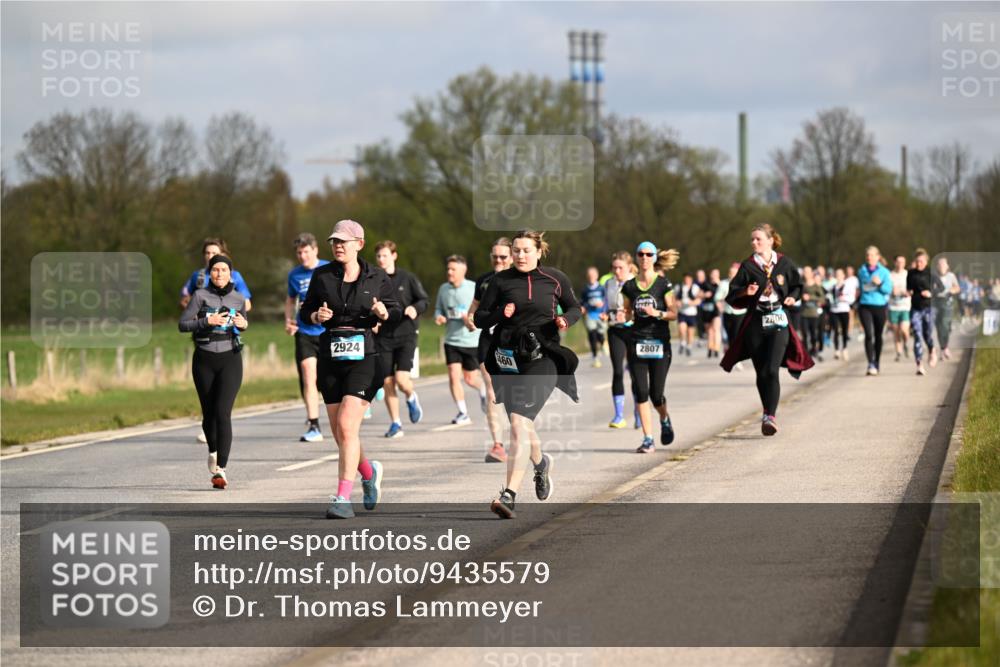 12.04.2026 - 45. Internationalen Wilhelmsburger Insellauf Dr. Thomas Lammeyer http://msf.ph/oto/9435579 12.04.2026 09:25:03 Laufen 2924, 460, 2807, 2800 meine-sportfotos.de