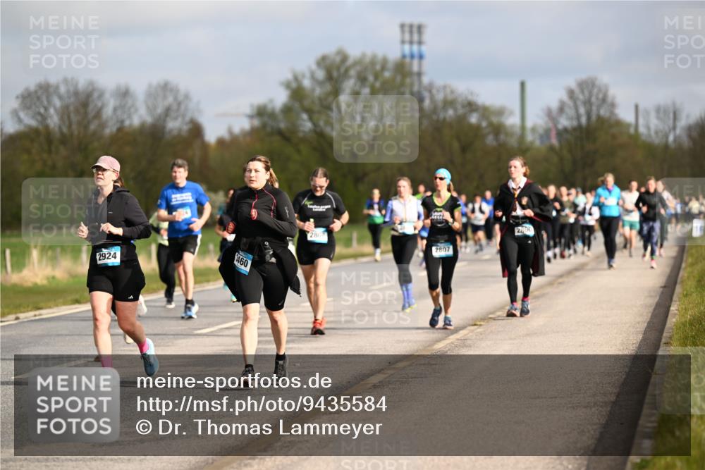 12.04.2026 - 45. Internationalen Wilhelmsburger Insellauf Dr. Thomas Lammeyer http://msf.ph/oto/9435584 12.04.2026 09:25:04 Laufen 2924, 460, 280, 2807, 2800 meine-sportfotos.de