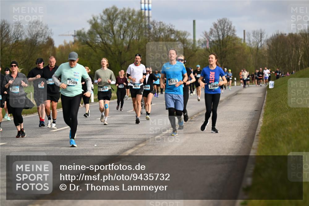 12.04.2026 - 45. Internationalen Wilhelmsburger Insellauf Dr. Thomas Lammeyer http://msf.ph/oto/9435732 12.04.2026 09:25:31 Laufen 337, 2567, 2193, 3589, 3716, 2919, 3029, 3028, 4949, 2962, 16 meine-sportfotos.de