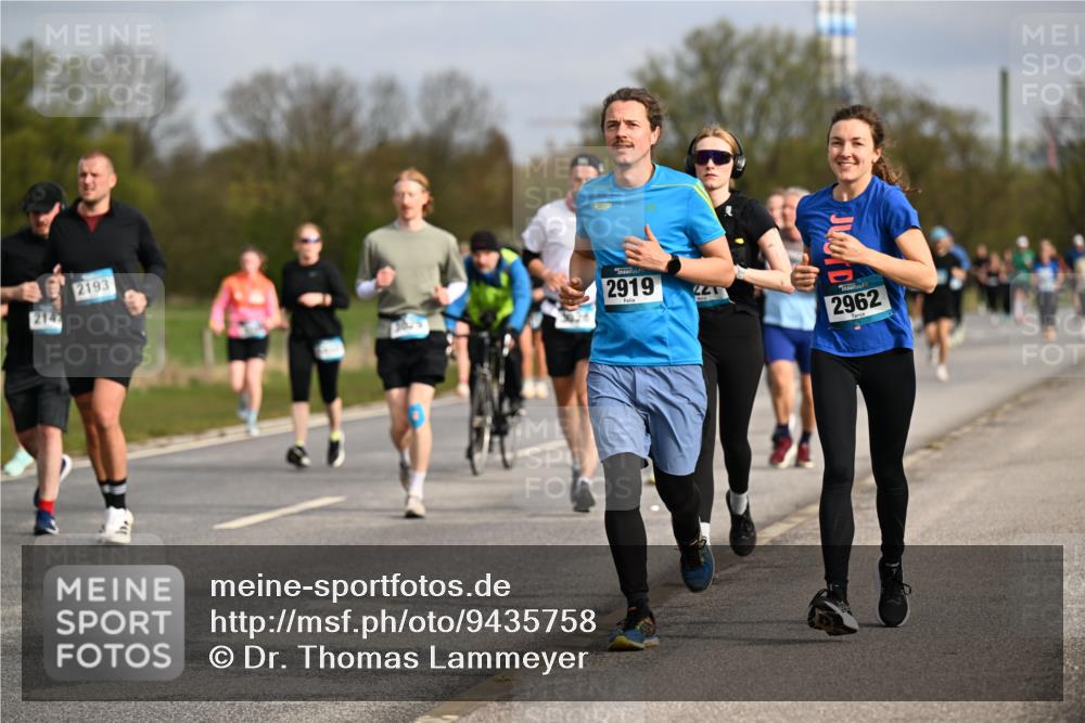 12.04.2026 - 45. Internationalen Wilhelmsburger Insellauf Dr. Thomas Lammeyer http://msf.ph/oto/9435758 12.04.2026 09:25:35 Laufen 2193, 2919, 2962 meine-sportfotos.de