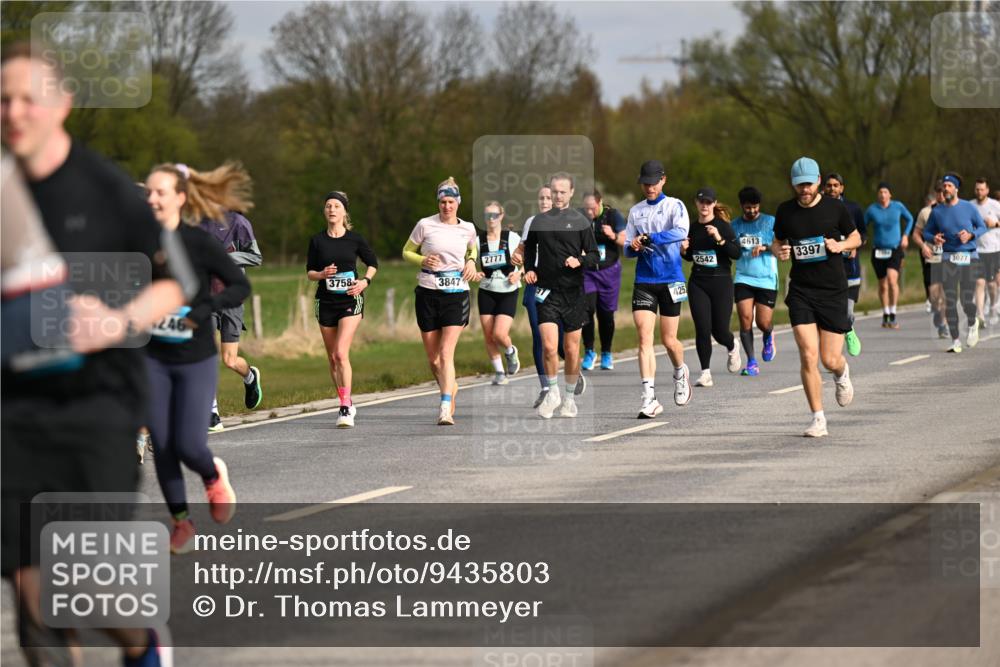 12.04.2026 - 45. Internationalen Wilhelmsburger Insellauf Dr. Thomas Lammeyer http://msf.ph/oto/9435803 12.04.2026 09:25:43 Laufen 246, 3758, 3847, 2777, 425, 2542, 4613, 3397, 3027 meine-sportfotos.de