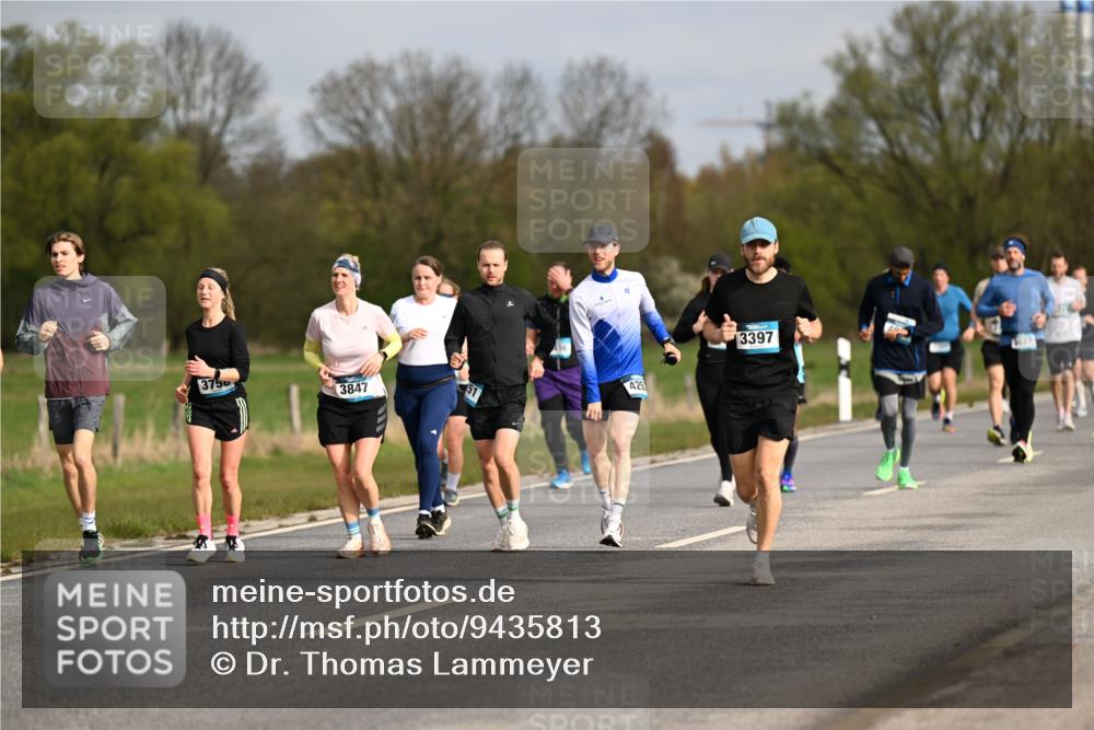 12.04.2026 - 45. Internationalen Wilhelmsburger Insellauf Dr. Thomas Lammeyer http://msf.ph/oto/9435813 12.04.2026 09:25:45 Laufen 3750, 425, 3847, 51, 3397 meine-sportfotos.de