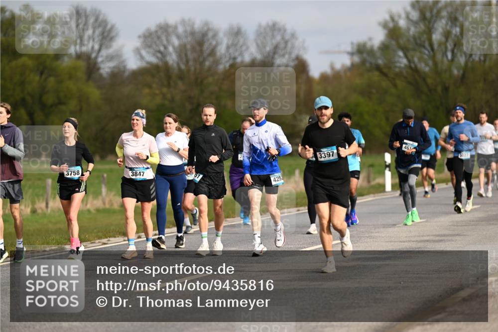 12.04.2026 - 45. Internationalen Wilhelmsburger Insellauf Dr. Thomas Lammeyer http://msf.ph/oto/9435816 12.04.2026 09:25:45 Laufen 3758, 3847, 425, 3397, 46 meine-sportfotos.de