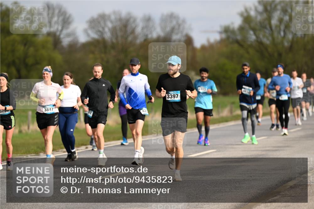 12.04.2026 - 45. Internationalen Wilhelmsburger Insellauf Dr. Thomas Lammeyer http://msf.ph/oto/9435823 12.04.2026 09:25:46 Laufen 375, 3847, 425, 3397 meine-sportfotos.de