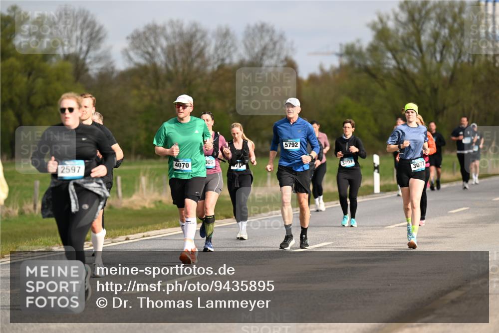 12.04.2026 - 45. Internationalen Wilhelmsburger Insellauf Dr. Thomas Lammeyer http://msf.ph/oto/9435895 12.04.2026 09:26:01 Laufen 4070, 2597, 105, 5792, 3707, 3077 meine-sportfotos.de