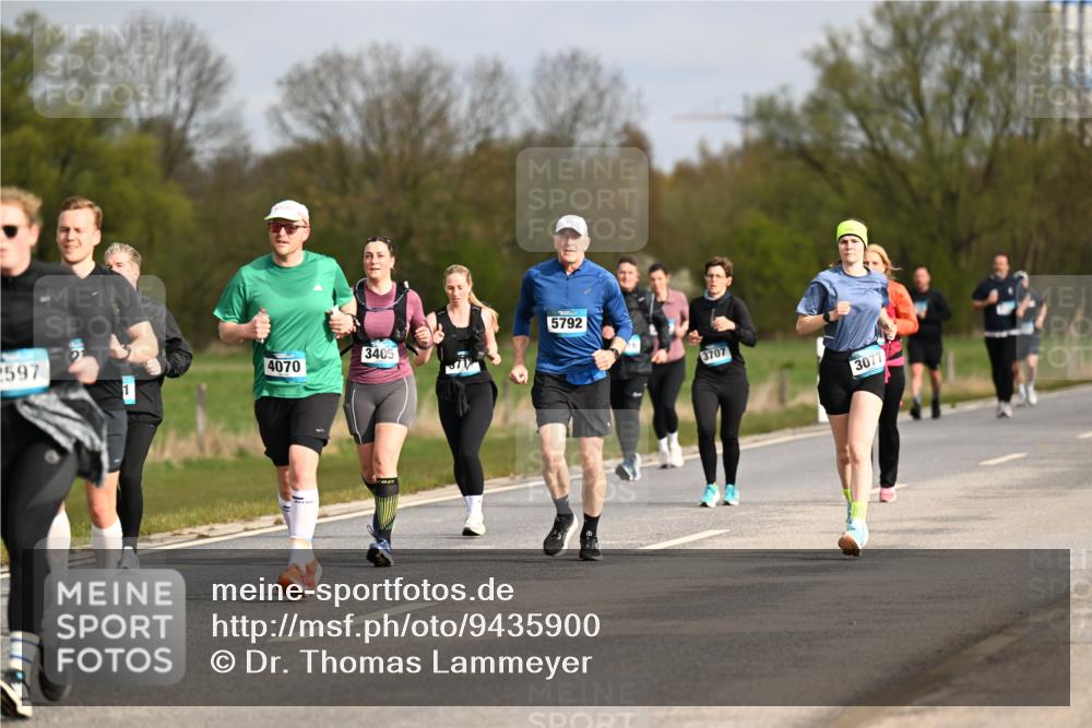 12.04.2026 - 45. Internationalen Wilhelmsburger Insellauf Dr. Thomas Lammeyer http://msf.ph/oto/9435900 12.04.2026 09:26:01 Laufen 597, 4070, 3405, 5792, 3707, 3077 meine-sportfotos.de