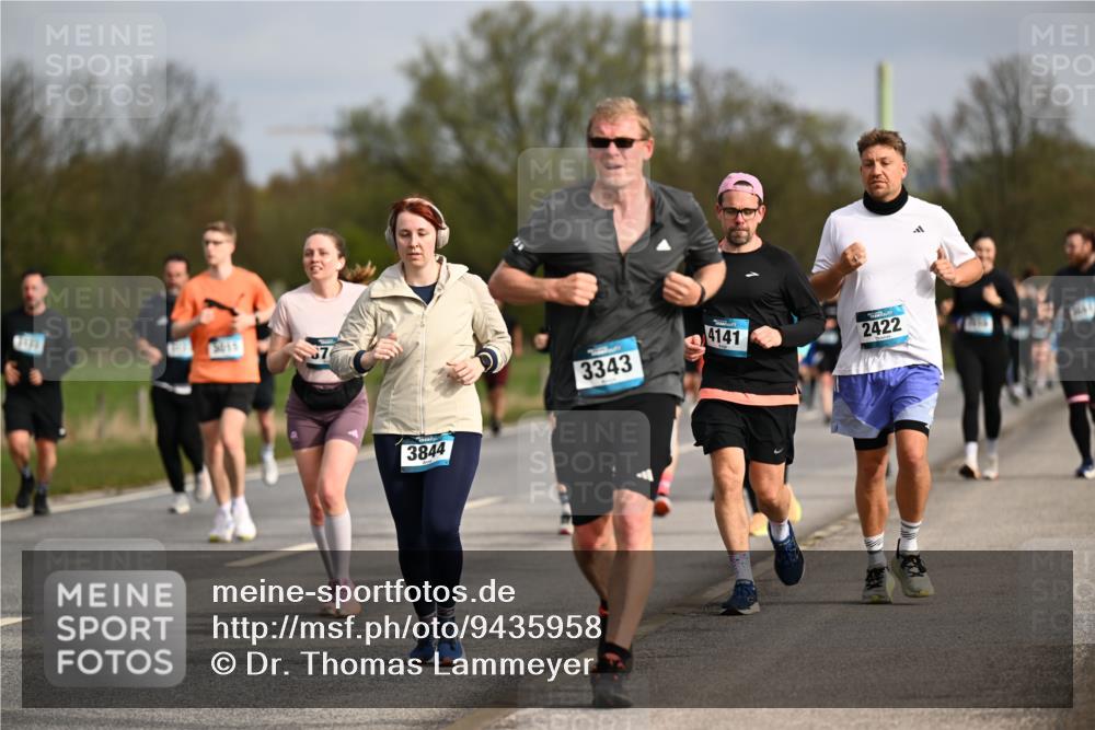 12.04.2026 - 45. Internationalen Wilhelmsburger Insellauf Dr. Thomas Lammeyer http://msf.ph/oto/9435958 12.04.2026 09:26:12 Laufen 3015, 3844, 3343, 4141, 2422 meine-sportfotos.de