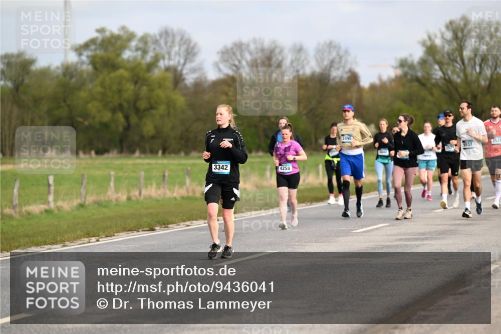 12.04.2026 - 45. Internationalen Wilhelmsburger Insellauf Dr. Thomas Lammeyer http://msf.ph/oto/9436041 12.04.2026 09:26:30 Laufen 3342, 4258, 2495, 5537, 1842 meine-sportfotos.de