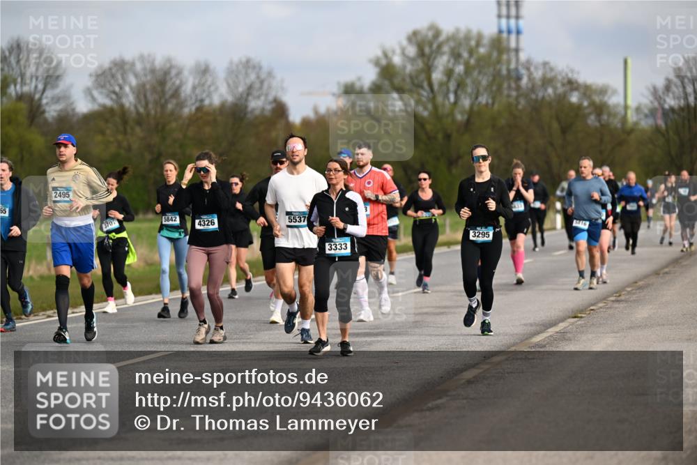 12.04.2026 - 45. Internationalen Wilhelmsburger Insellauf Dr. Thomas Lammeyer http://msf.ph/oto/9436062 12.04.2026 09:26:34 Laufen 55, 2495, 370, 5842, 4326, 5537, 3333, 3295, 5816 meine-sportfotos.de