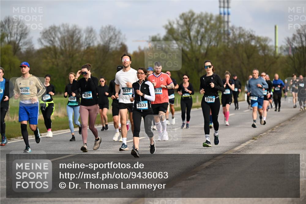 12.04.2026 - 45. Internationalen Wilhelmsburger Insellauf Dr. Thomas Lammeyer http://msf.ph/oto/9436063 12.04.2026 09:26:34 Laufen 5, 2495, 370, 5842, 4326, 5537, 3333, 2513, 3295, 5816 meine-sportfotos.de
