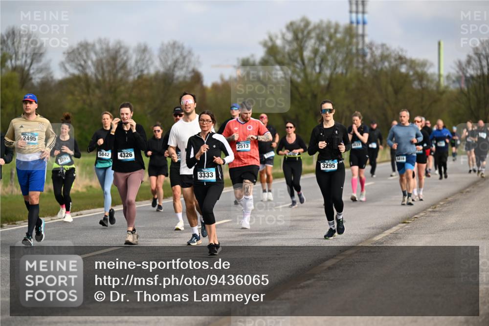 12.04.2026 - 45. Internationalen Wilhelmsburger Insellauf Dr. Thomas Lammeyer http://msf.ph/oto/9436065 12.04.2026 09:26:34 Laufen 2495, 370, 5842, 4326, 3333, 2513, 5816, 3295 meine-sportfotos.de