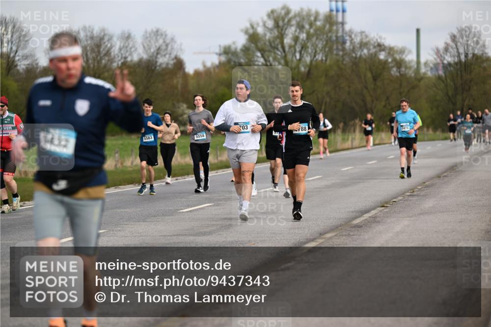 12.04.2026 - 45. Internationalen Wilhelmsburger Insellauf Dr. Thomas Lammeyer http://msf.ph/oto/9437343 12.04.2026 09:30:26 Laufen 1000, 5432, 5583, 703, 5558, 88, 2471 meine-sportfotos.de