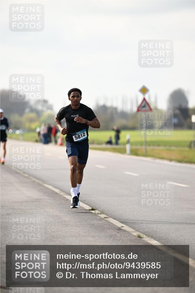 12.04.2026 - 45. Internationalen Wilhelmsburger Insellauf Dr. Thomas Lammeyer http://msf.ph/oto/9439585 12.04.2026 10:01:55 Laufen 1977, 09, 5812 meine-sportfotos.de