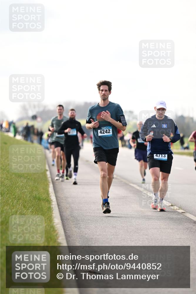 12.04.2026 - 45. Internationalen Wilhelmsburger Insellauf Dr. Thomas Lammeyer http://msf.ph/oto/9440852 12.04.2026 10:06:13 Laufen 4242, 4713 meine-sportfotos.de