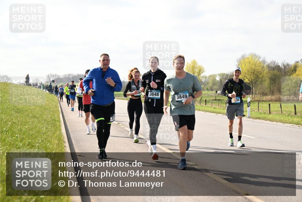 12.04.2026 - 45. Internationalen Wilhelmsburger Insellauf Dr. Thomas Lammeyer http://msf.ph/oto/9444481 12.04.2026 10:19:11 Laufen 94, 3848, 3849, 30 meine-sportfotos.de