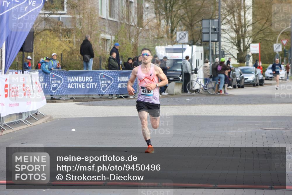 12.04.2026 - 45. Internationalen Wilhelmsburger Insellauf Strokosch-Dieckow http://msf.ph/oto/9450496 12.04.2026 10:05:42 Ziel 4342 meine-sportfotos.de