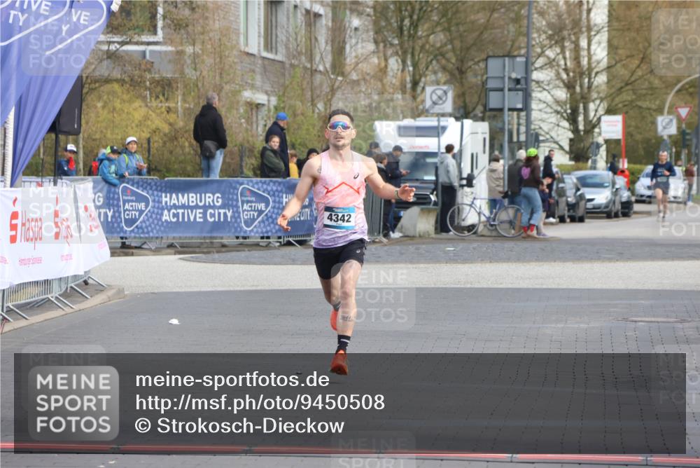 12.04.2026 - 45. Internationalen Wilhelmsburger Insellauf Strokosch-Dieckow http://msf.ph/oto/9450508 12.04.2026 10:05:42 Ziel 4342 meine-sportfotos.de