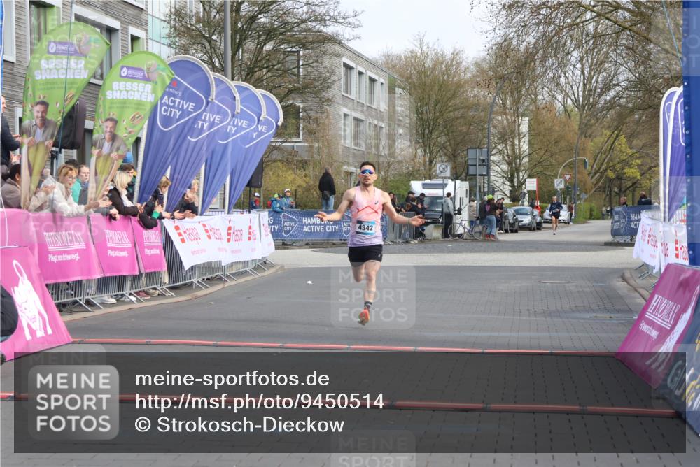 12.04.2026 - 45. Internationalen Wilhelmsburger Insellauf Strokosch-Dieckow http://msf.ph/oto/9450514 12.04.2026 10:05:43 Ziel 4342 meine-sportfotos.de
