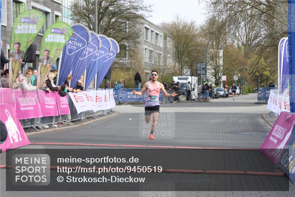 12.04.2026 - 45. Internationalen Wilhelmsburger Insellauf Strokosch-Dieckow http://msf.ph/oto/9450519 12.04.2026 10:05:43 Ziel 4342 meine-sportfotos.de