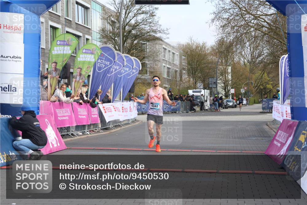 12.04.2026 - 45. Internationalen Wilhelmsburger Insellauf Strokosch-Dieckow http://msf.ph/oto/9450530 12.04.2026 10:05:44 Ziel 4342 meine-sportfotos.de