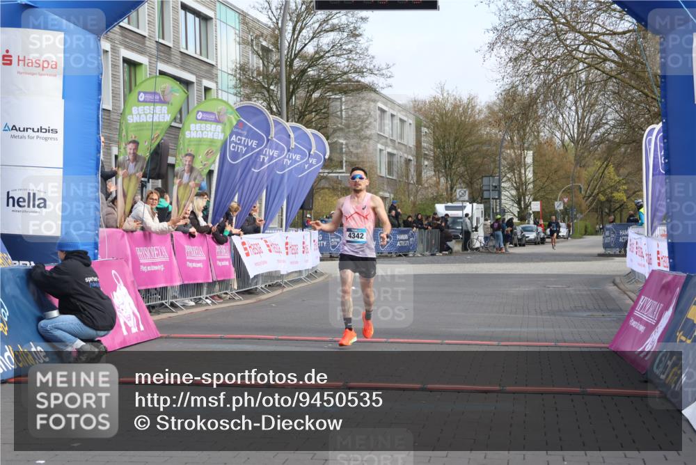 12.04.2026 - 45. Internationalen Wilhelmsburger Insellauf Strokosch-Dieckow http://msf.ph/oto/9450535 12.04.2026 10:05:44 Ziel 4342 meine-sportfotos.de