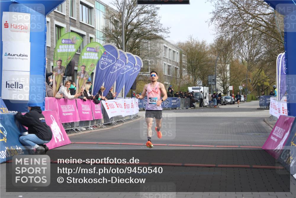 12.04.2026 - 45. Internationalen Wilhelmsburger Insellauf Strokosch-Dieckow http://msf.ph/oto/9450540 12.04.2026 10:05:44 Ziel 4342 meine-sportfotos.de