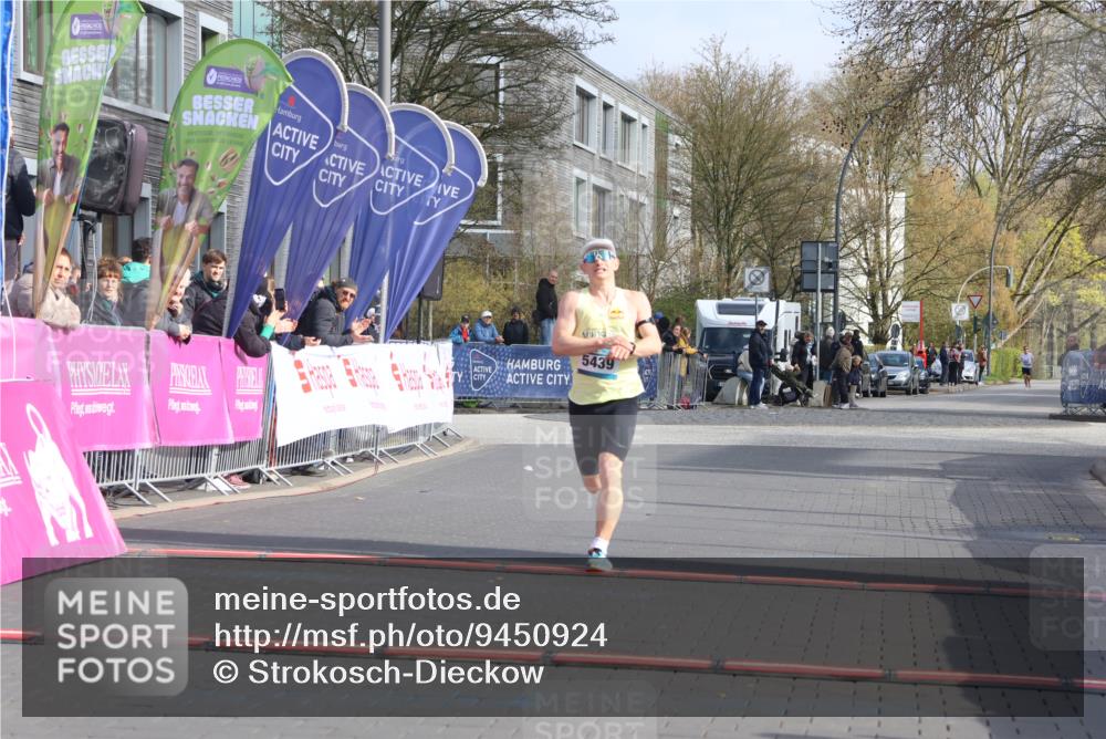 12.04.2026 - 45. Internationalen Wilhelmsburger Insellauf Strokosch-Dieckow http://msf.ph/oto/9450924 12.04.2026 10:07:31 Ziel 5439 meine-sportfotos.de