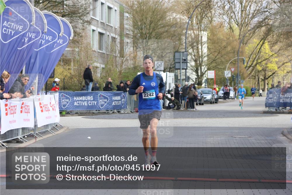 12.04.2026 - 45. Internationalen Wilhelmsburger Insellauf Strokosch-Dieckow http://msf.ph/oto/9451097 12.04.2026 10:09:56 Ziel 2242 meine-sportfotos.de