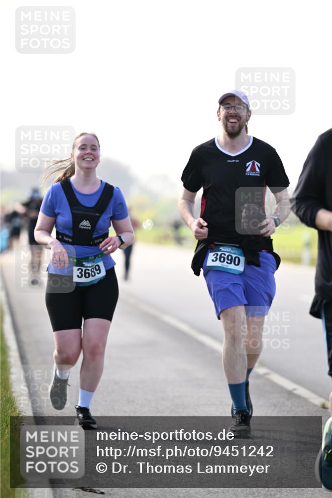 12.04.2026 - 45. Internationalen Wilhelmsburger Insellauf Dr. Thomas Lammeyer http://msf.ph/oto/9451242 12.04.2026 10:48:27 Laufen 3689, 3690 meine-sportfotos.de