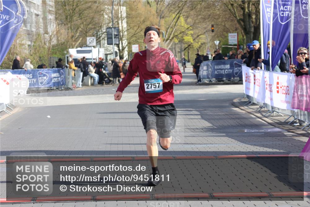 12.04.2026 - 45. Internationalen Wilhelmsburger Insellauf Strokosch-Dieckow http://msf.ph/oto/9451811 12.04.2026 10:19:23 Ziel 2757 meine-sportfotos.de