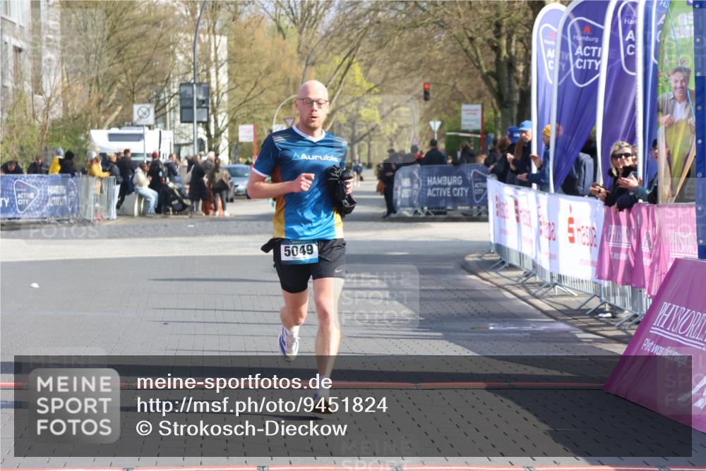 12.04.2026 - 45. Internationalen Wilhelmsburger Insellauf Strokosch-Dieckow http://msf.ph/oto/9451824 12.04.2026 10:19:33 Ziel 5049 meine-sportfotos.de