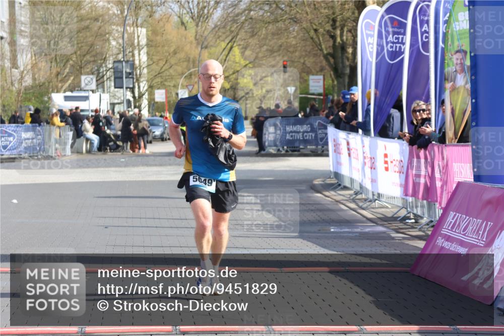 12.04.2026 - 45. Internationalen Wilhelmsburger Insellauf Strokosch-Dieckow http://msf.ph/oto/9451829 12.04.2026 10:19:33 Ziel 5049 meine-sportfotos.de