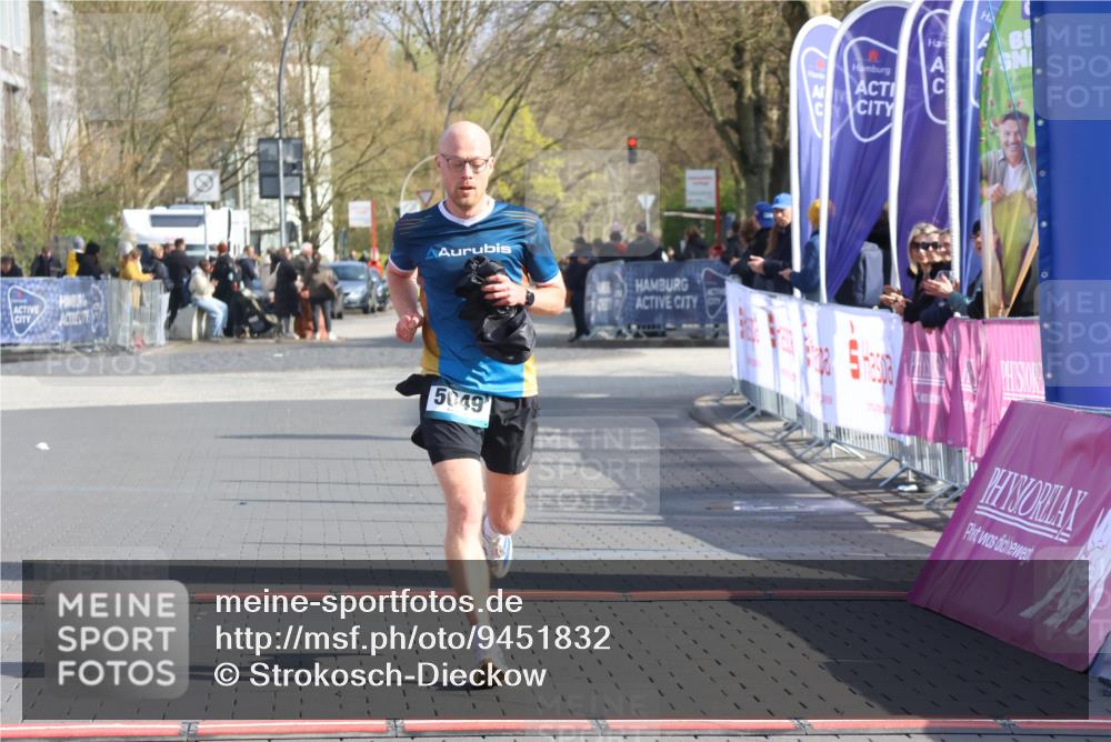 12.04.2026 - 45. Internationalen Wilhelmsburger Insellauf Strokosch-Dieckow http://msf.ph/oto/9451832 12.04.2026 10:19:34 Ziel 5049 meine-sportfotos.de