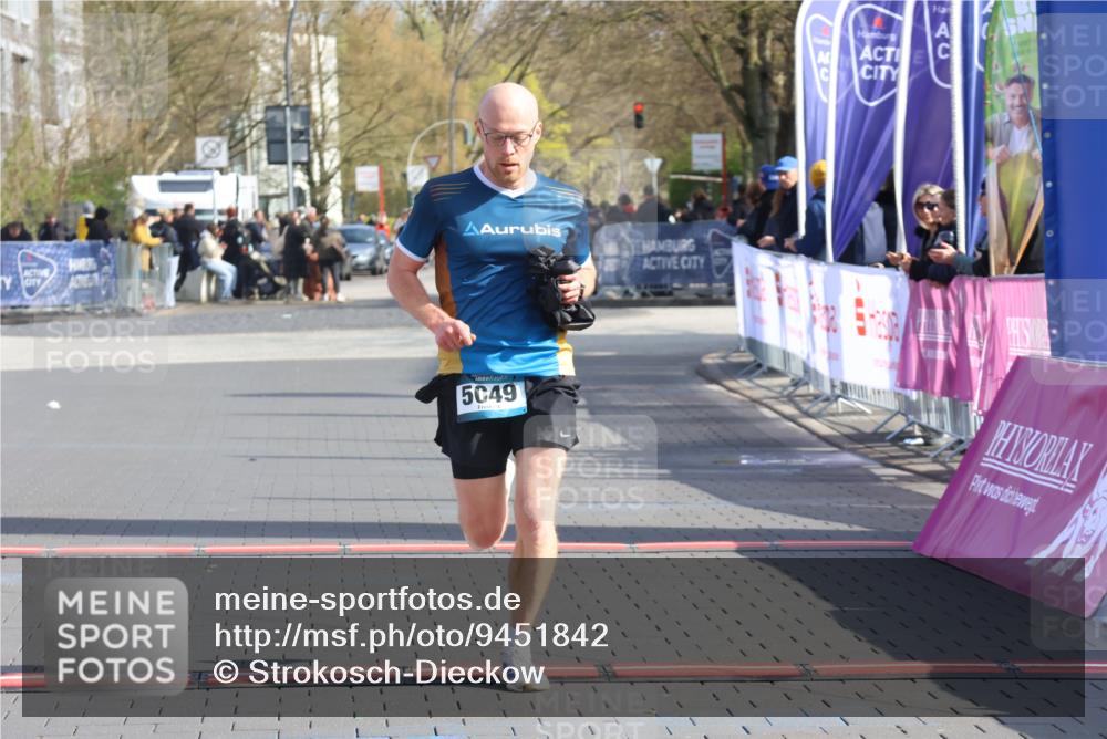 12.04.2026 - 45. Internationalen Wilhelmsburger Insellauf Strokosch-Dieckow http://msf.ph/oto/9451842 12.04.2026 10:19:34 Ziel 5049 meine-sportfotos.de