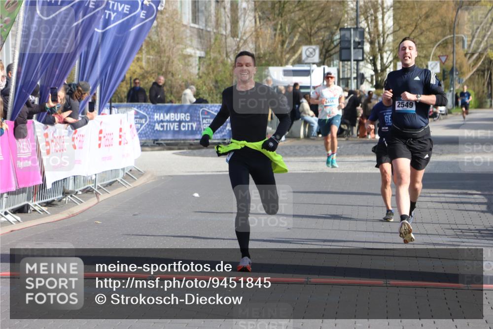 12.04.2026 - 45. Internationalen Wilhelmsburger Insellauf Strokosch-Dieckow http://msf.ph/oto/9451845 12.04.2026 10:19:43 Ziel 2671, 2549, 3289 meine-sportfotos.de