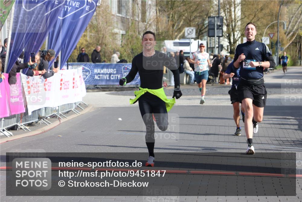 12.04.2026 - 45. Internationalen Wilhelmsburger Insellauf Strokosch-Dieckow http://msf.ph/oto/9451847 12.04.2026 10:19:43 Ziel 2671, 2549, 3289 meine-sportfotos.de