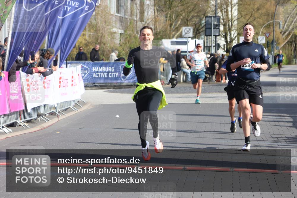 12.04.2026 - 45. Internationalen Wilhelmsburger Insellauf Strokosch-Dieckow http://msf.ph/oto/9451849 12.04.2026 10:19:43 Ziel 2671, 2549, 3289 meine-sportfotos.de