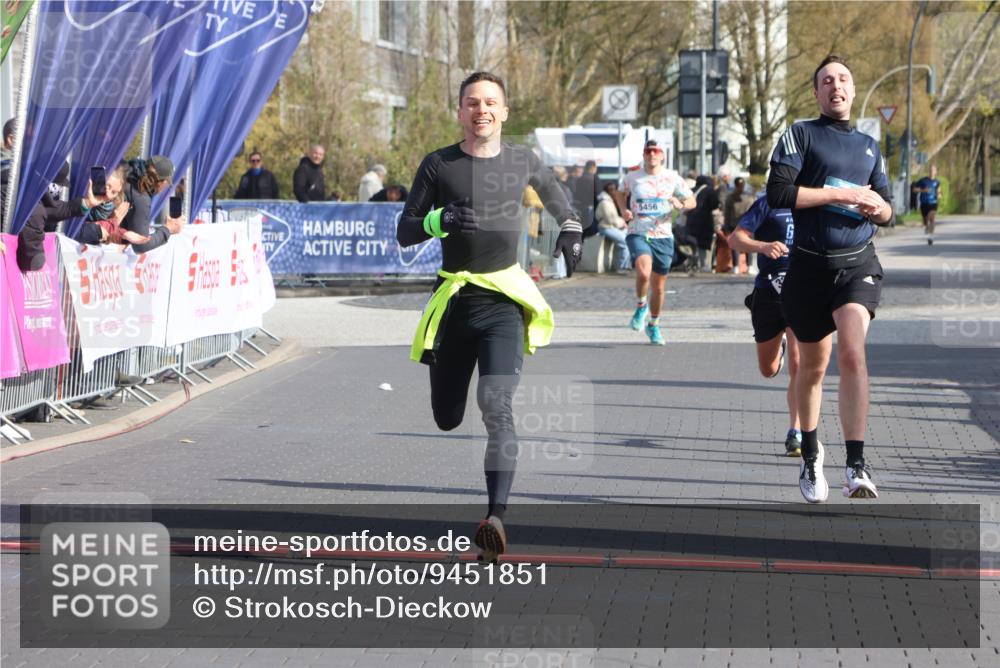12.04.2026 - 45. Internationalen Wilhelmsburger Insellauf Strokosch-Dieckow http://msf.ph/oto/9451851 12.04.2026 10:19:43 Ziel 2671, 2549, 3289 meine-sportfotos.de