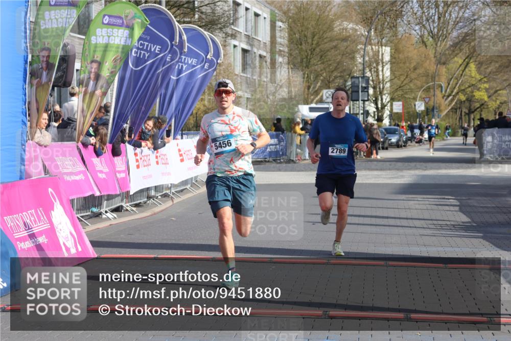 12.04.2026 - 45. Internationalen Wilhelmsburger Insellauf Strokosch-Dieckow http://msf.ph/oto/9451880 12.04.2026 10:19:48 Ziel 2671, 2549, 3289, 5456, 2789 meine-sportfotos.de