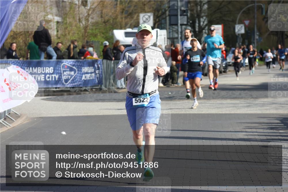 12.04.2026 - 45. Internationalen Wilhelmsburger Insellauf Strokosch-Dieckow http://msf.ph/oto/9451886 12.04.2026 10:32:22 Ziel 5522 meine-sportfotos.de