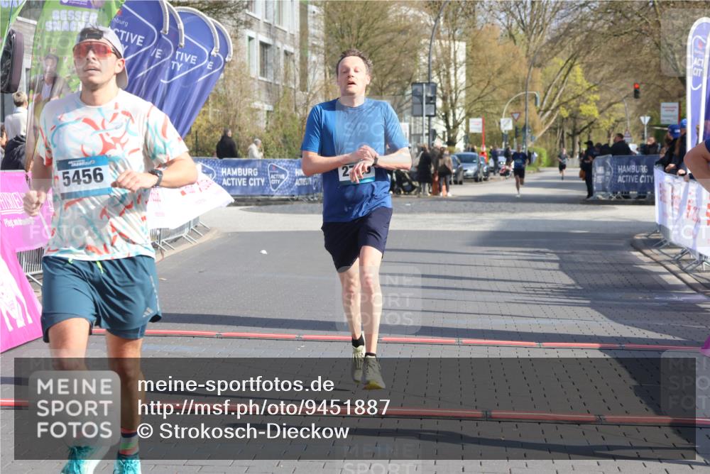 12.04.2026 - 45. Internationalen Wilhelmsburger Insellauf Strokosch-Dieckow http://msf.ph/oto/9451887 12.04.2026 10:19:49 Ziel 2671, 2549, 3289, 5456, 2789 meine-sportfotos.de